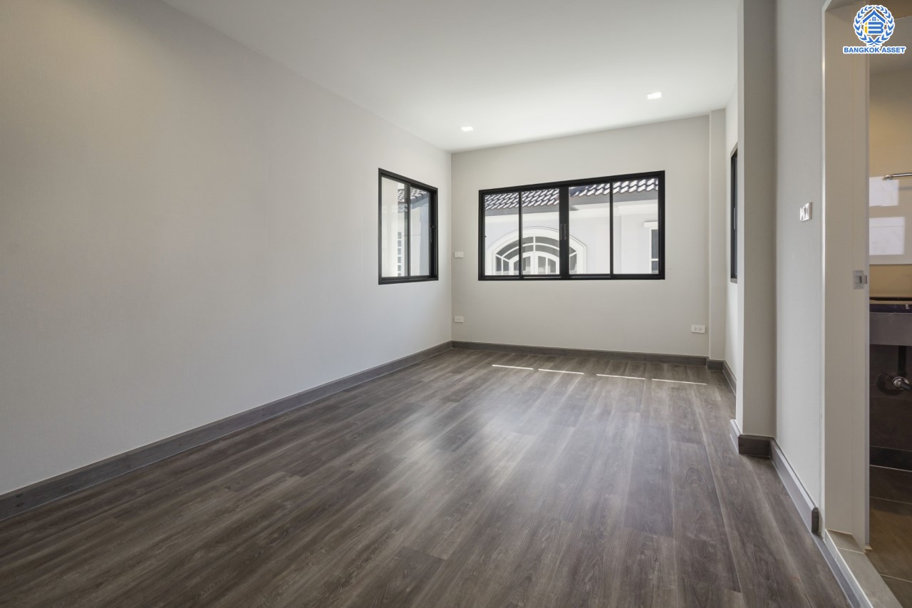 คฤหาสน์หลังใหญ่ตกแต่งใหม่ ม.บ้านสวนดอกไม้ ปิ่นเกล้า ดีไซน์สุด Luxury เนื้อที่ 154.5 ตร.ว. บนพื้นที่ใช้สอยถึง 435 ตร.ม. ฟังก์ชันจัดเต็ม 5 ห้องนอน 6 ห้องน้ำ 1 ห้องแม่บ้าน 2 ห้องอเนกประสงค์ (มีเรือนรับรองด้านข้าง พร้อมห้องน้ำในตัว) จอดรถได้ถึง 4 คัน บนทำเลเชื่อมต่อเมืองอย่างรวดเร็ว ใกล้ทางคู่ขนานลอยฟ้าบรมราชชนนี ทางด่วน "กาญจนาภิเษก" ม.มหิดล และเซ็นทรัลปิ่นเกล้า